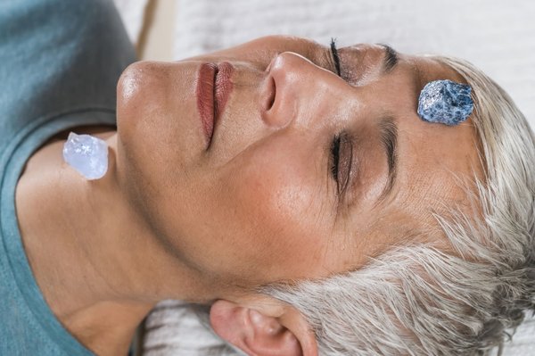 Ce qu'il faut savoir sur les pierres chakra gorge